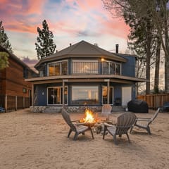 Private Beach, Lakefront Home, Close to Everything